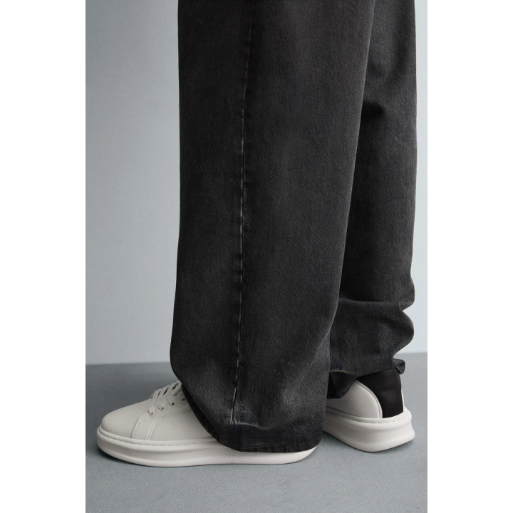 Кроссовки с деталями на каблуке