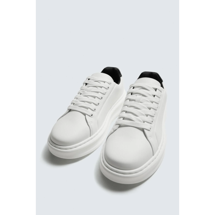 Кроссовки с деталями на каблуке