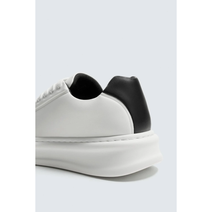 Кроссовки с деталями на каблуке