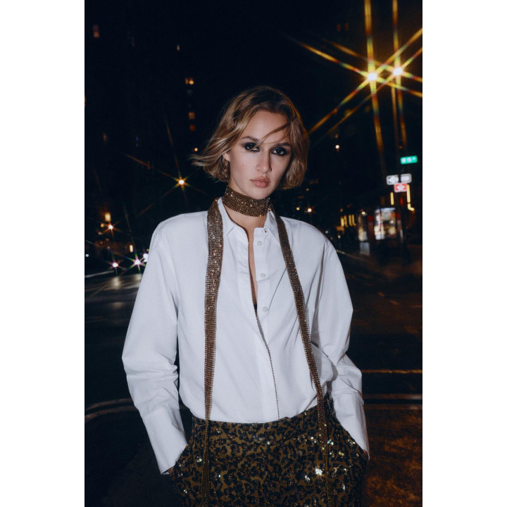 РУБАШКА ИЗ ПОПЛИНА С БУСИНАМИ НА ПЛАНКЕ