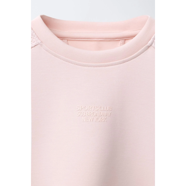 ТОЛСТОВКА С КОМБИНИРОВАННЫМИ СЕТЧАТЫМИ ВСТАВКАМИ И НАДПИСЬЮ