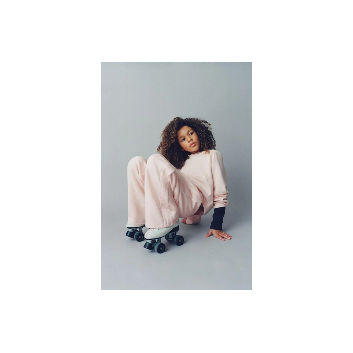 ТОЛСТОВКА С КОМБИНИРОВАННЫМИ СЕТЧАТЫМИ ВСТАВКАМИ И НАДПИСЬЮ