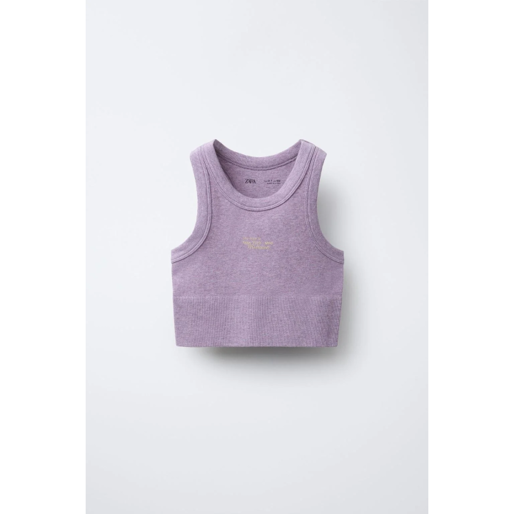 УКОРОЧЕННЫЙ БЕСШОВНЫЙ ТОП С ТЕКСТОМ