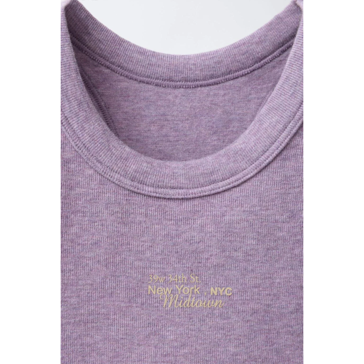 УКОРОЧЕННЫЙ БЕСШОВНЫЙ ТОП С ТЕКСТОМ