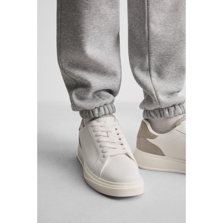 КРОССОВКИ С ДЕТАЛЬЮ НА ЗАДНИКЕ