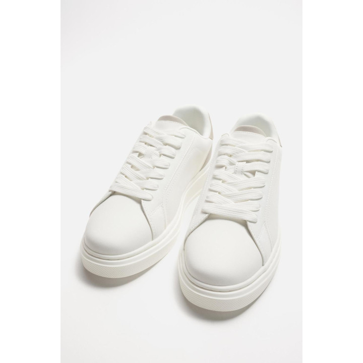 КРОССОВКИ С ДЕТАЛЬЮ НА ЗАДНИКЕ