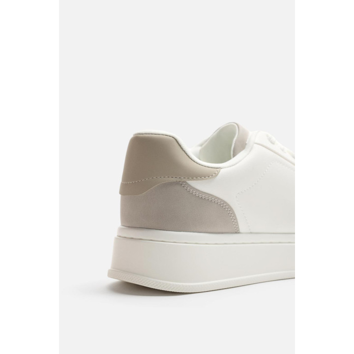 КРОССОВКИ С ДЕТАЛЬЮ НА ЗАДНИКЕ