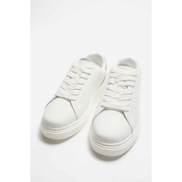 КРОССОВКИ С ДЕТАЛЬЮ НА ЗАДНИКЕ