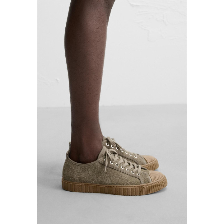 КОЖАНЫЕ КРОССОВКИ С КОНТРАСТНЫМИ ДЕТАЛЯМИ