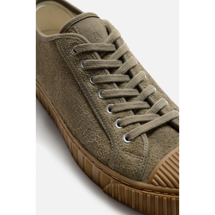 КОЖАНЫЕ КРОССОВКИ С КОНТРАСТНЫМИ ДЕТАЛЯМИ