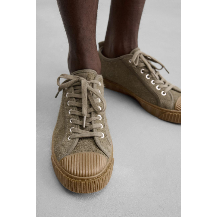 КОЖАНЫЕ КРОССОВКИ С КОНТРАСТНЫМИ ДЕТАЛЯМИ