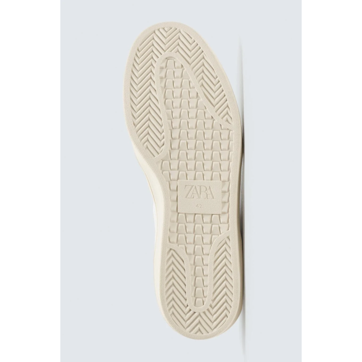 КРОССОВКИ С КОНТРАСТНОЙ ПОДОШВОЙ