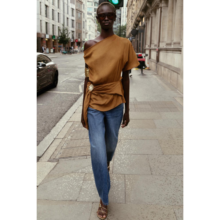 АТЛАСНЫЙ ТОП АСИММЕТРИЧНОГО КРОЯ С АППЛИКАЦИЕЙ