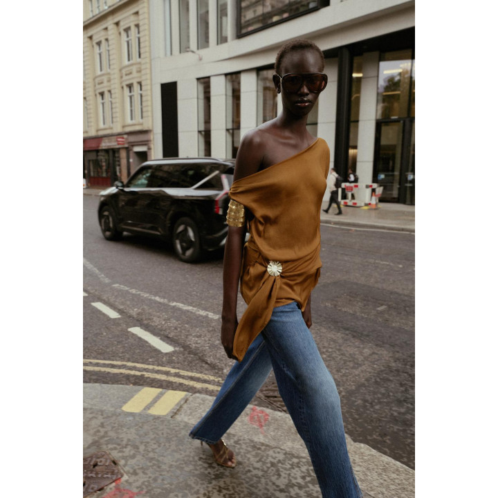 АТЛАСНЫЙ ТОП АСИММЕТРИЧНОГО КРОЯ С АППЛИКАЦИЕЙ