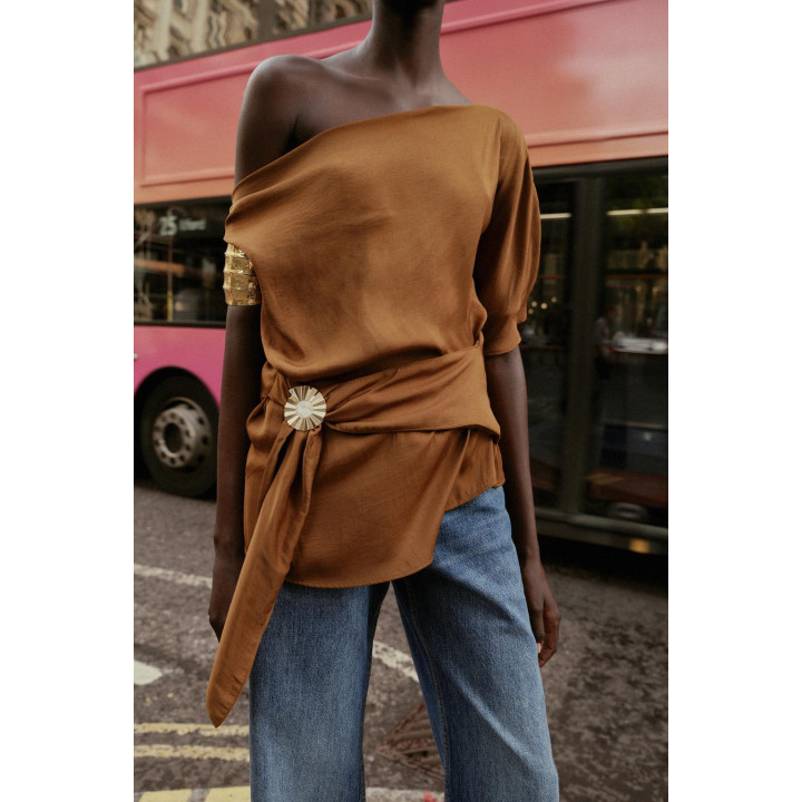 АТЛАСНЫЙ ТОП АСИММЕТРИЧНОГО КРОЯ С АППЛИКАЦИЕЙ