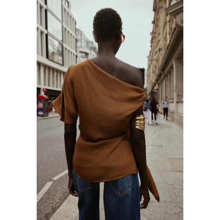 АТЛАСНЫЙ ТОП АСИММЕТРИЧНОГО КРОЯ С АППЛИКАЦИЕЙ