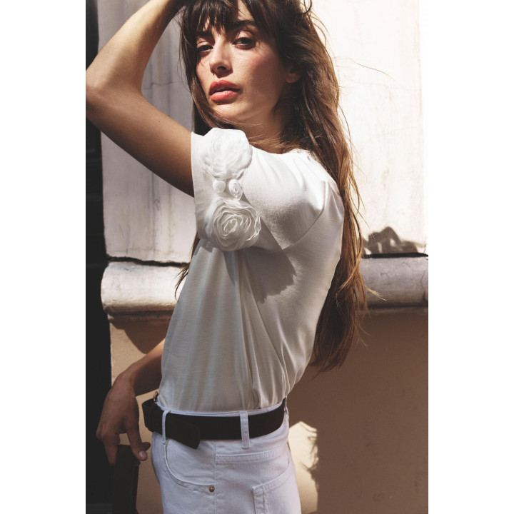 ФУТБОЛКА С ОБЪЕМНЫМИ ЦВЕТАМИ