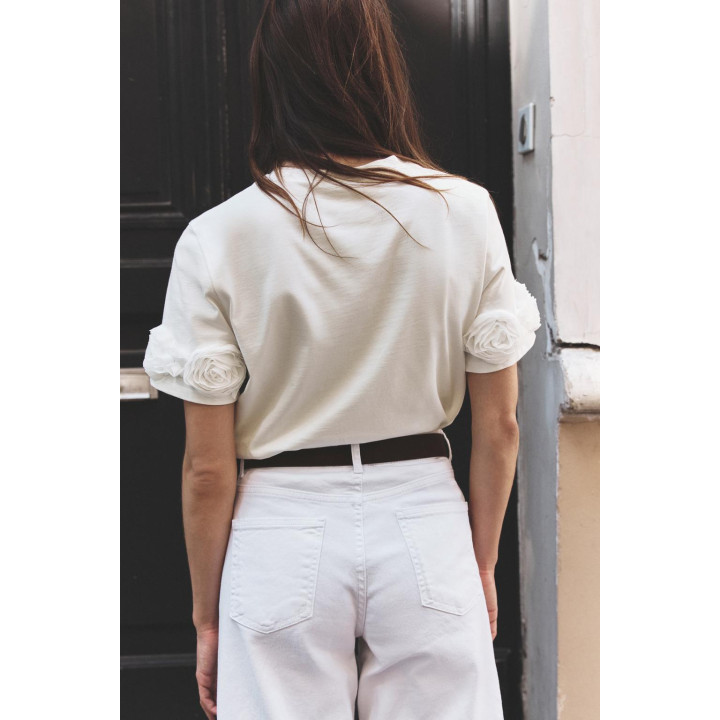 ФУТБОЛКА С ОБЪЕМНЫМИ ЦВЕТАМИ