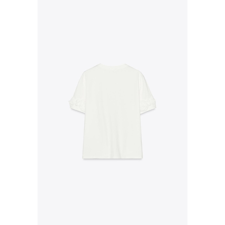 ФУТБОЛКА С ОБЪЕМНЫМИ ЦВЕТАМИ