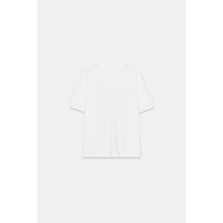 ФУТБОЛКА С ОБЪЕМНЫМИ ЦВЕТАМИ