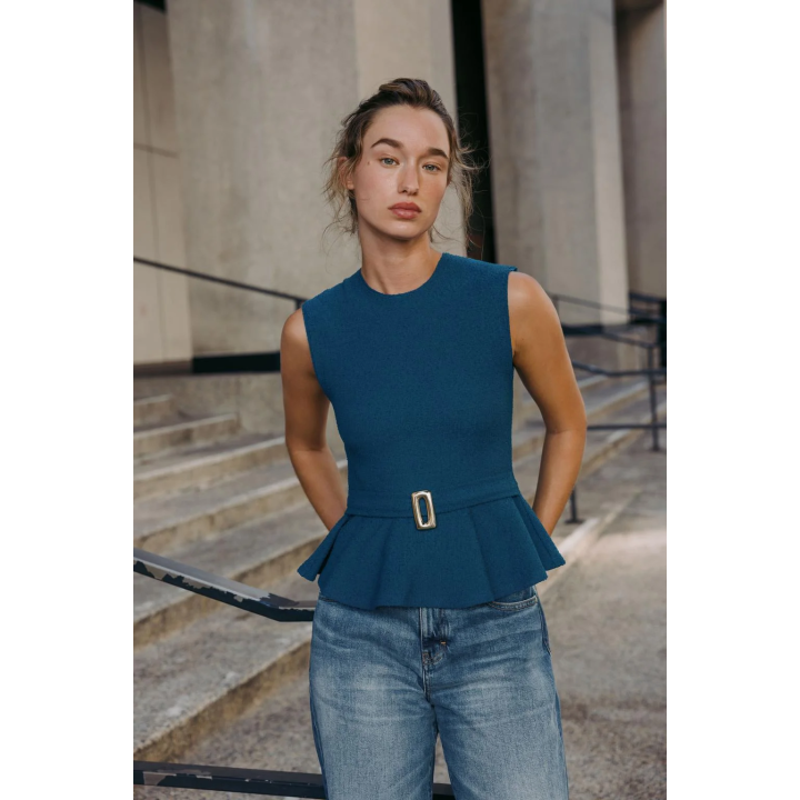 ТОП ИЗ ТКАНИ БУКЛЕ С БАСКОЙ И ПРЯЖКОЙ