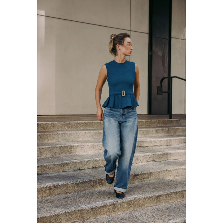 ТОП ИЗ ТКАНИ БУКЛЕ С БАСКОЙ И ПРЯЖКОЙ