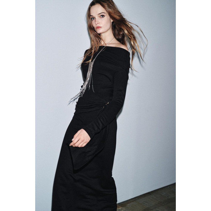 МЯГКОЕ ПЛАТЬЕ С БРОШЬЮ