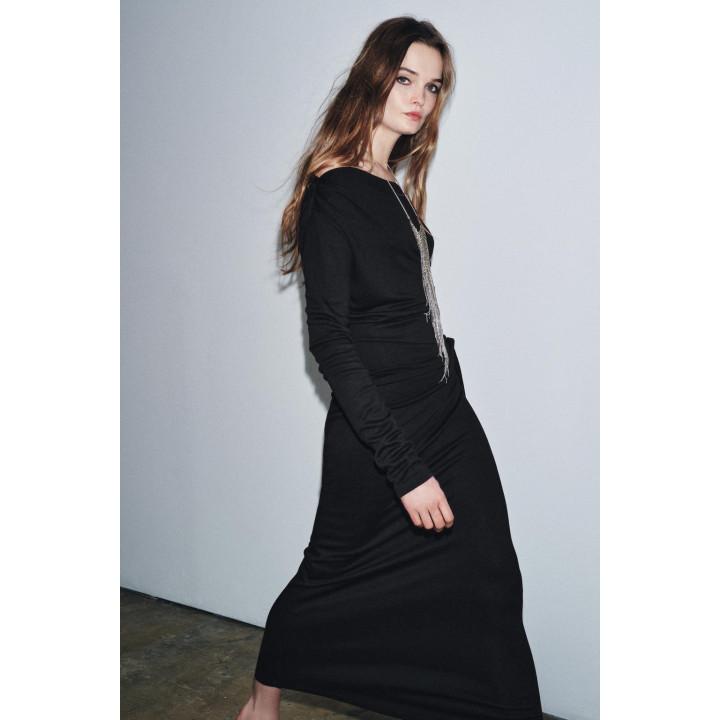 МЯГКОЕ ПЛАТЬЕ С БРОШЬЮ