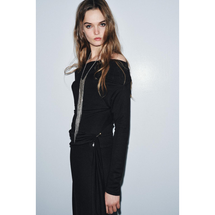 МЯГКОЕ ПЛАТЬЕ С БРОШЬЮ