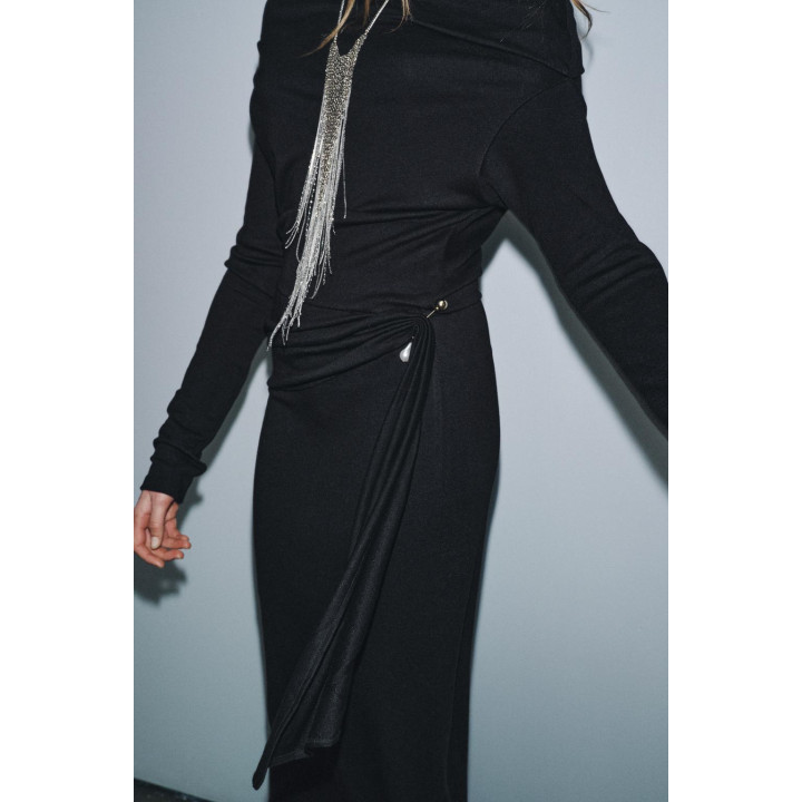 МЯГКОЕ ПЛАТЬЕ С БРОШЬЮ