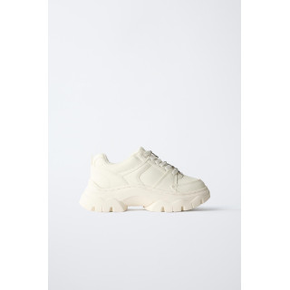 СПОРТИВНЫЕ КРОССОВКИ С ОБЪЕМНОЙ ПОДОШВОЙ И ШАРМАМИ