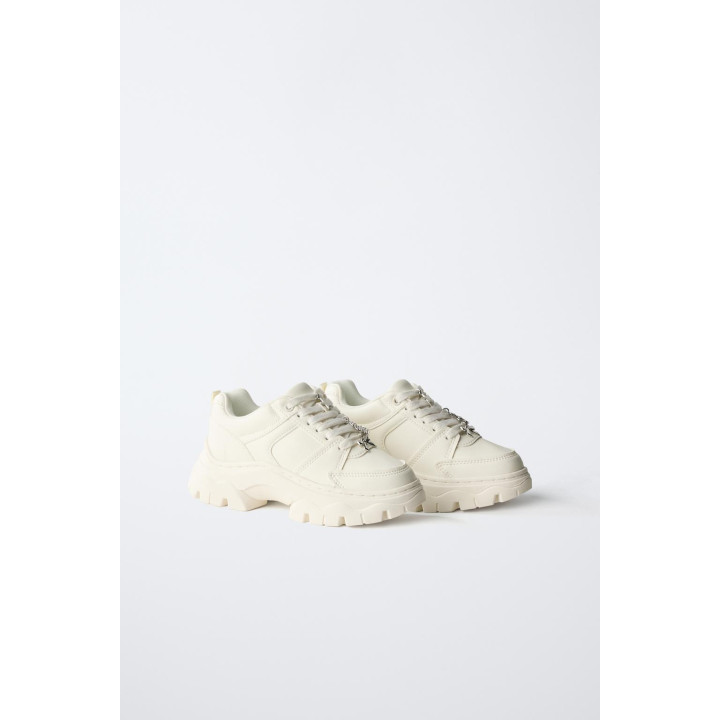 СПОРТИВНЫЕ КРОССОВКИ С ОБЪЕМНОЙ ПОДОШВОЙ И ШАРМАМИ