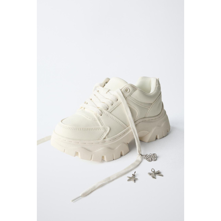 СПОРТИВНЫЕ КРОССОВКИ С ОБЪЕМНОЙ ПОДОШВОЙ И ШАРМАМИ