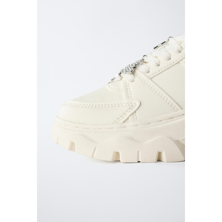 СПОРТИВНЫЕ КРОССОВКИ С ОБЪЕМНОЙ ПОДОШВОЙ И ШАРМАМИ