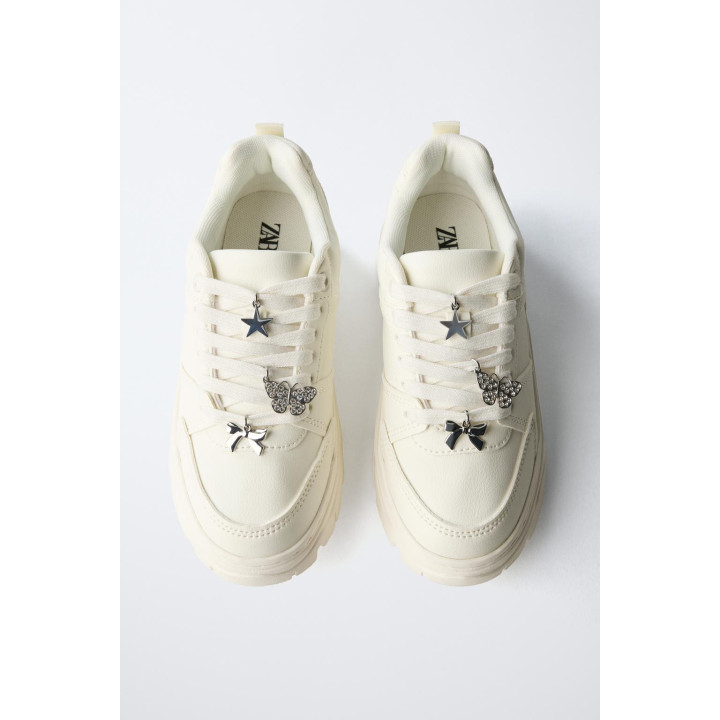 СПОРТИВНЫЕ КРОССОВКИ С ОБЪЕМНОЙ ПОДОШВОЙ И ШАРМАМИ