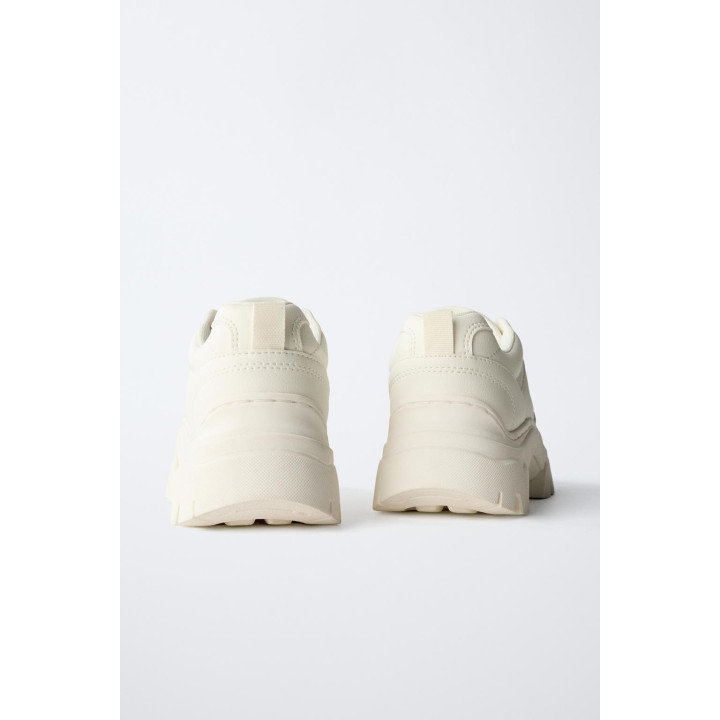 СПОРТИВНЫЕ КРОССОВКИ С ОБЪЕМНОЙ ПОДОШВОЙ И ШАРМАМИ