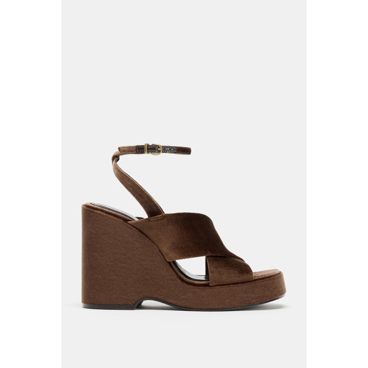 БАРХАТИСТЫЕ БОСОНОЖКИ НА ПЛАТФОРМЕ