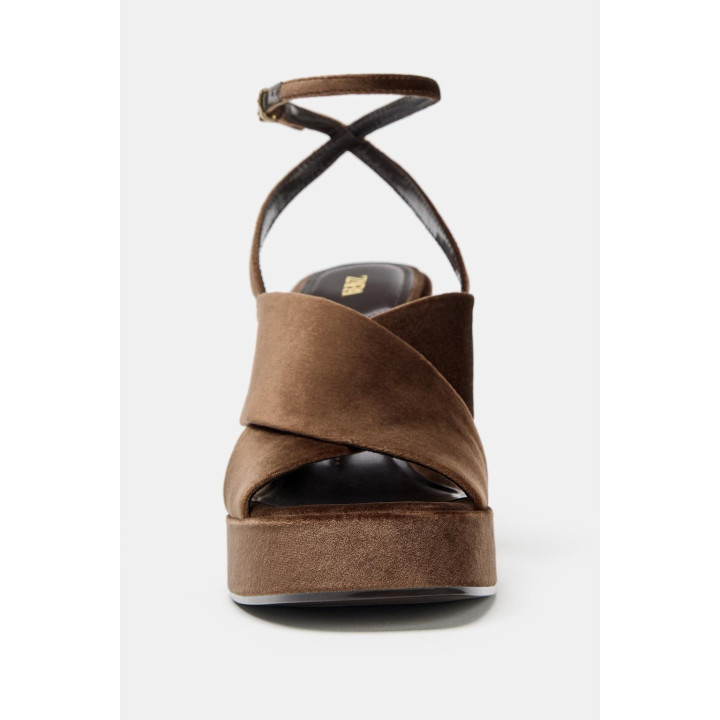 БАРХАТИСТЫЕ БОСОНОЖКИ НА ПЛАТФОРМЕ