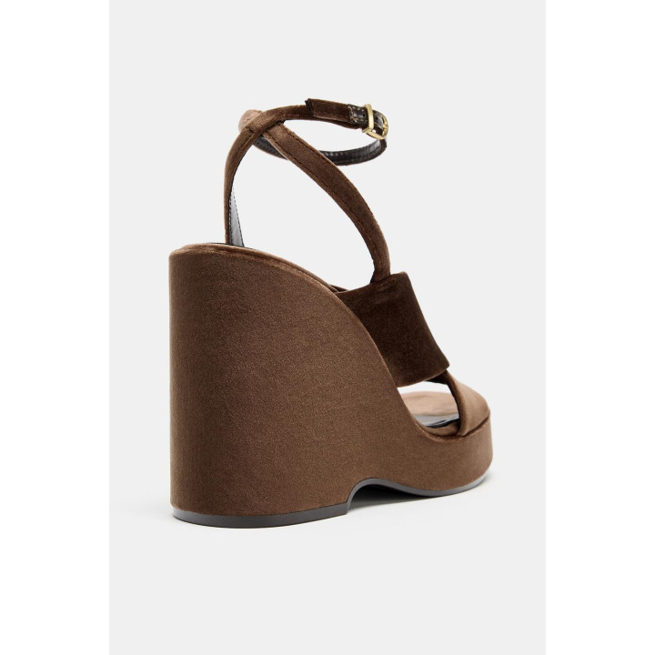 БАРХАТИСТЫЕ БОСОНОЖКИ НА ПЛАТФОРМЕ