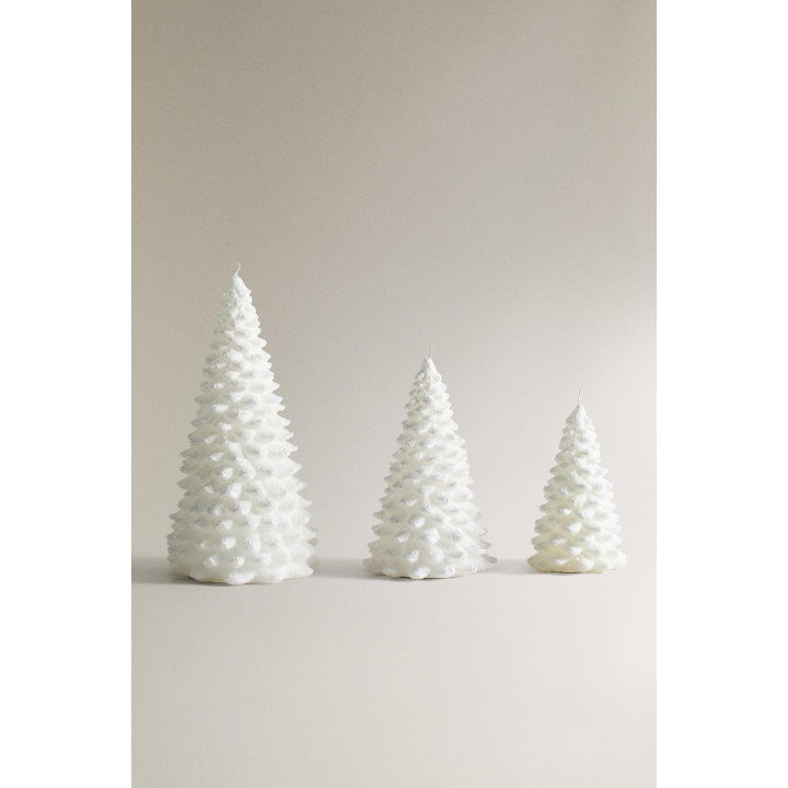 Рождественская свеча в форме заснеженной ели с блестками