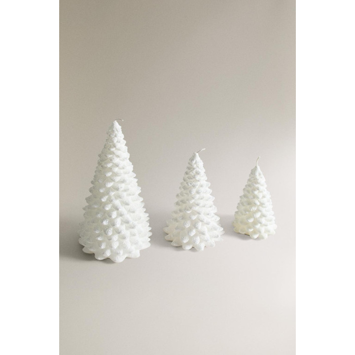 Рождественская свеча в форме заснеженной ели с блестками