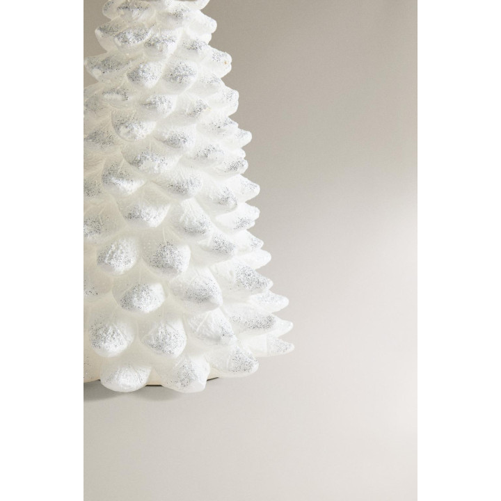 Рождественская свеча в форме заснеженной ели с блестками