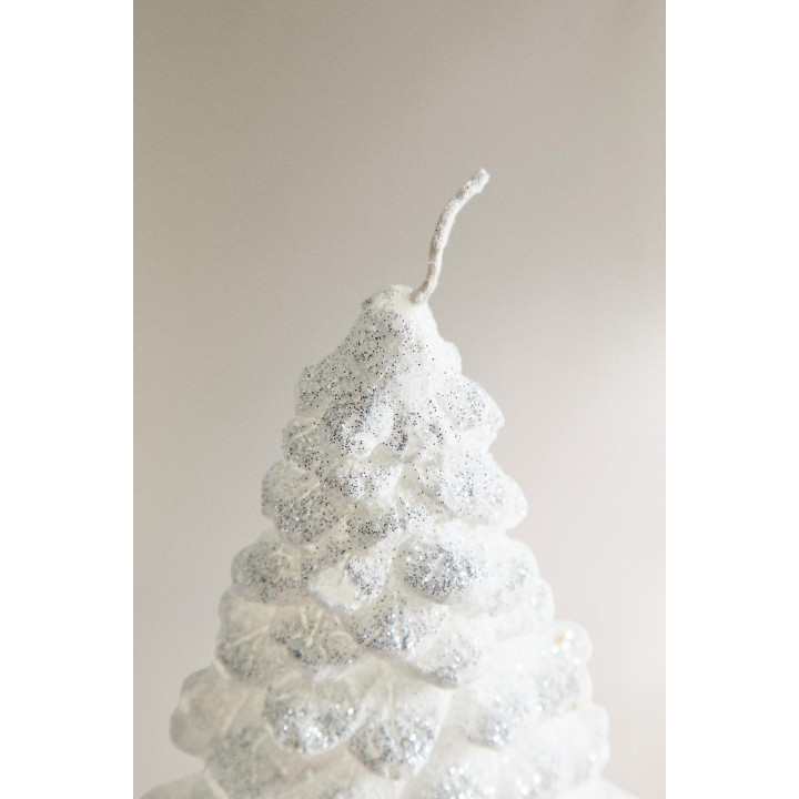 Рождественская свеча в форме заснеженной ели с блестками