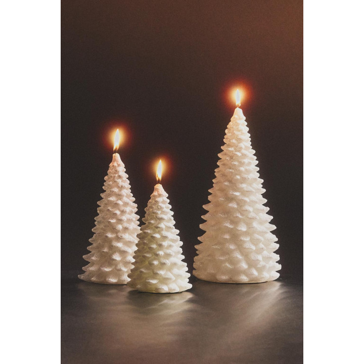 Рождественская свеча в форме заснеженной ели с блестками