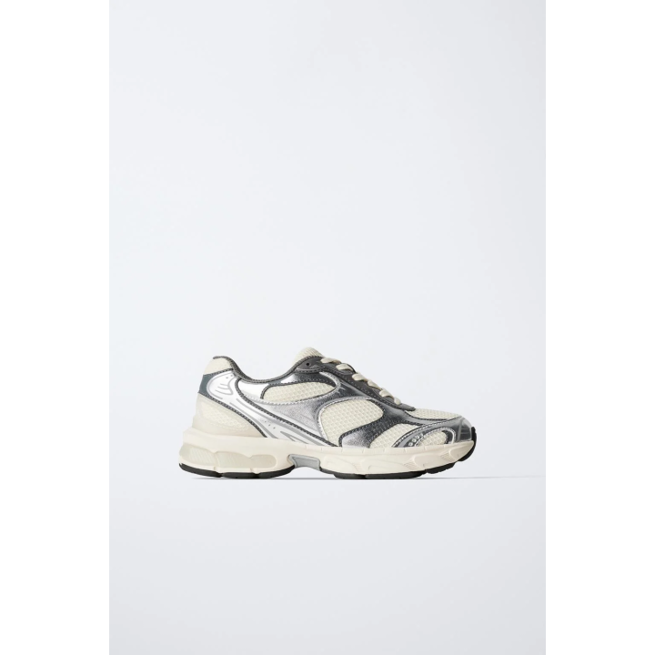 Спортивные кроссовки из сетчатого материала