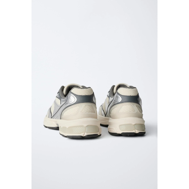 Спортивные кроссовки из сетчатого материала