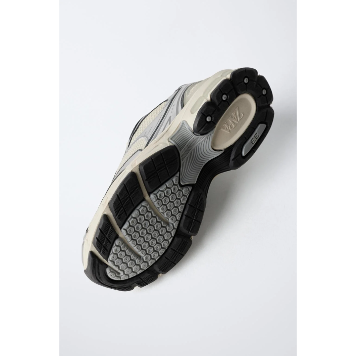 Спортивные кроссовки из сетчатого материала