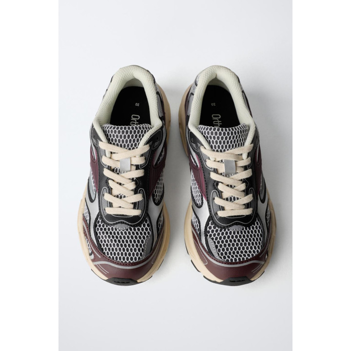 Спортивные кроссовки из сетчатого материала