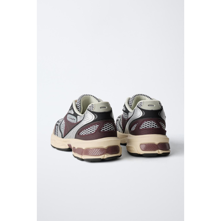 Спортивные кроссовки из сетчатого материала