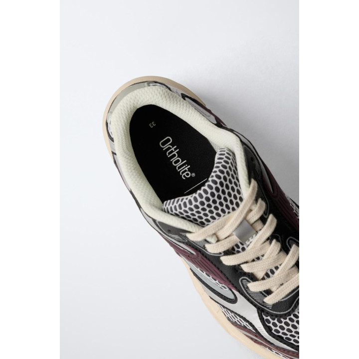 Спортивные кроссовки из сетчатого материала